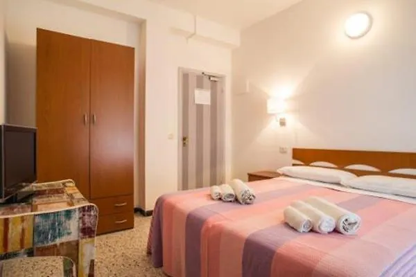 Hotel Hollywood Riccione 2*,  Włochy