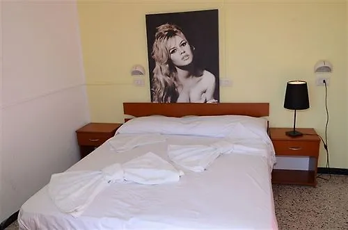 Hotel Hollywood Riccione 2*,